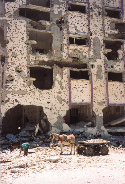 Gaza, destruction d'immeuble et impact de balles